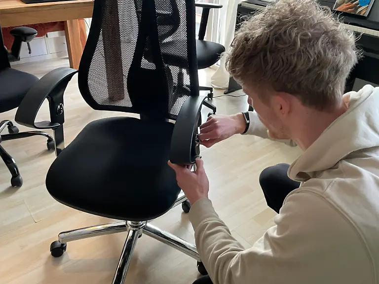 Experte prüft Armlehnen im Test beim Topstar Bürostuhl